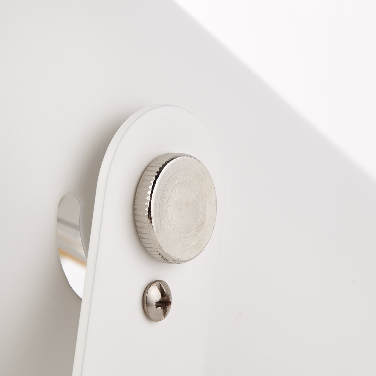 Yan 24cm Valkoinen pöytävalaisin valmistajalta Brilliant - Pehme&auml; v&auml;riskaala antaa kevyen ja harmonisen vaikutelman.