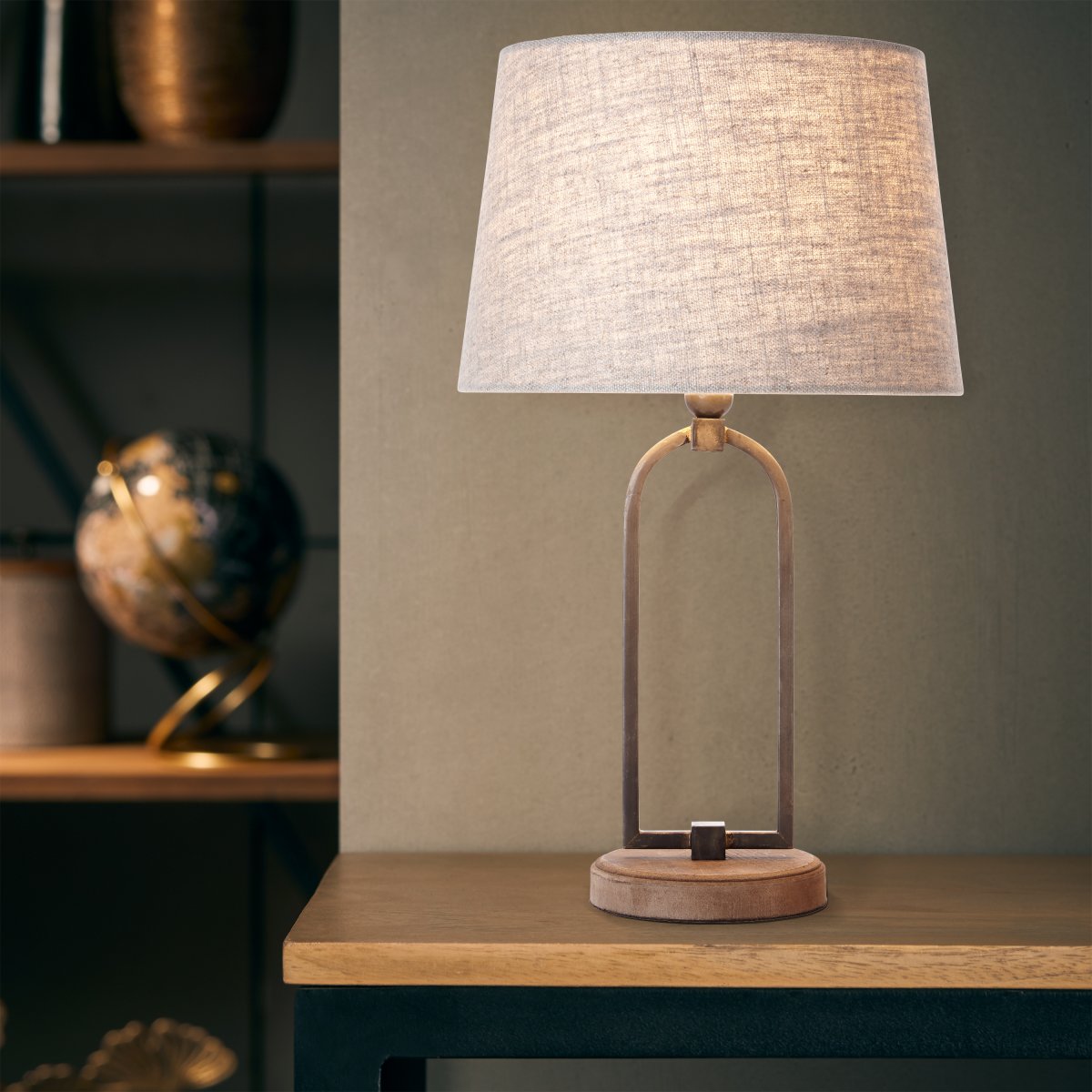 Sora 50cm Beige pöytävalaisin valmistajalta Brilliant - Valaisin on varustettu johtokytkimellä käsittelyn helpottamiseksi ja liitäntäkaapelin pituus on noin 1,8 metriä.