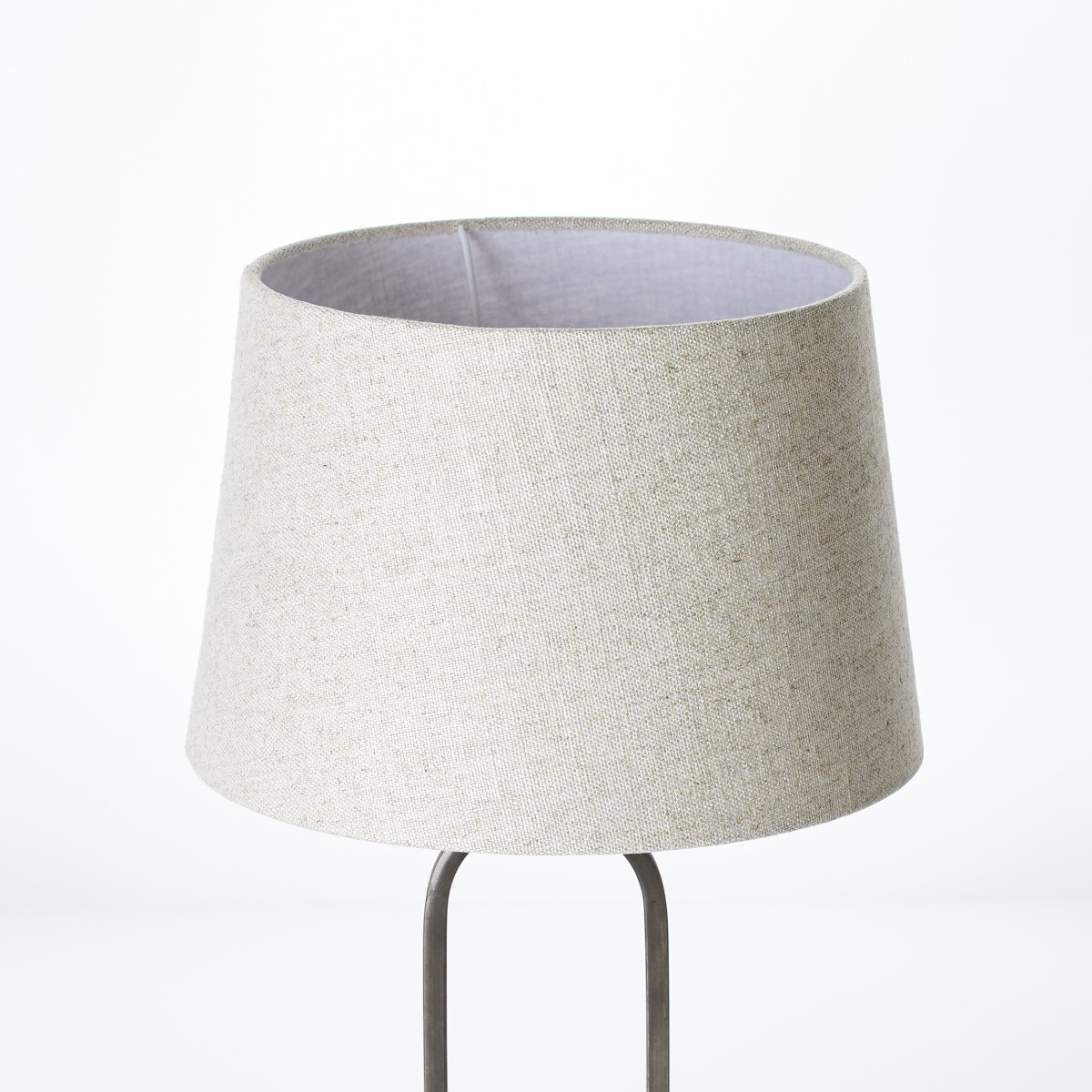 Sora 50cm Beige pöytävalaisin valmistajalta Brilliant - Valaisin on varustettu johtokytkimellä käsittelyn helpottamiseksi ja liitäntäkaapelin pituus on noin 1,8 metriä.
