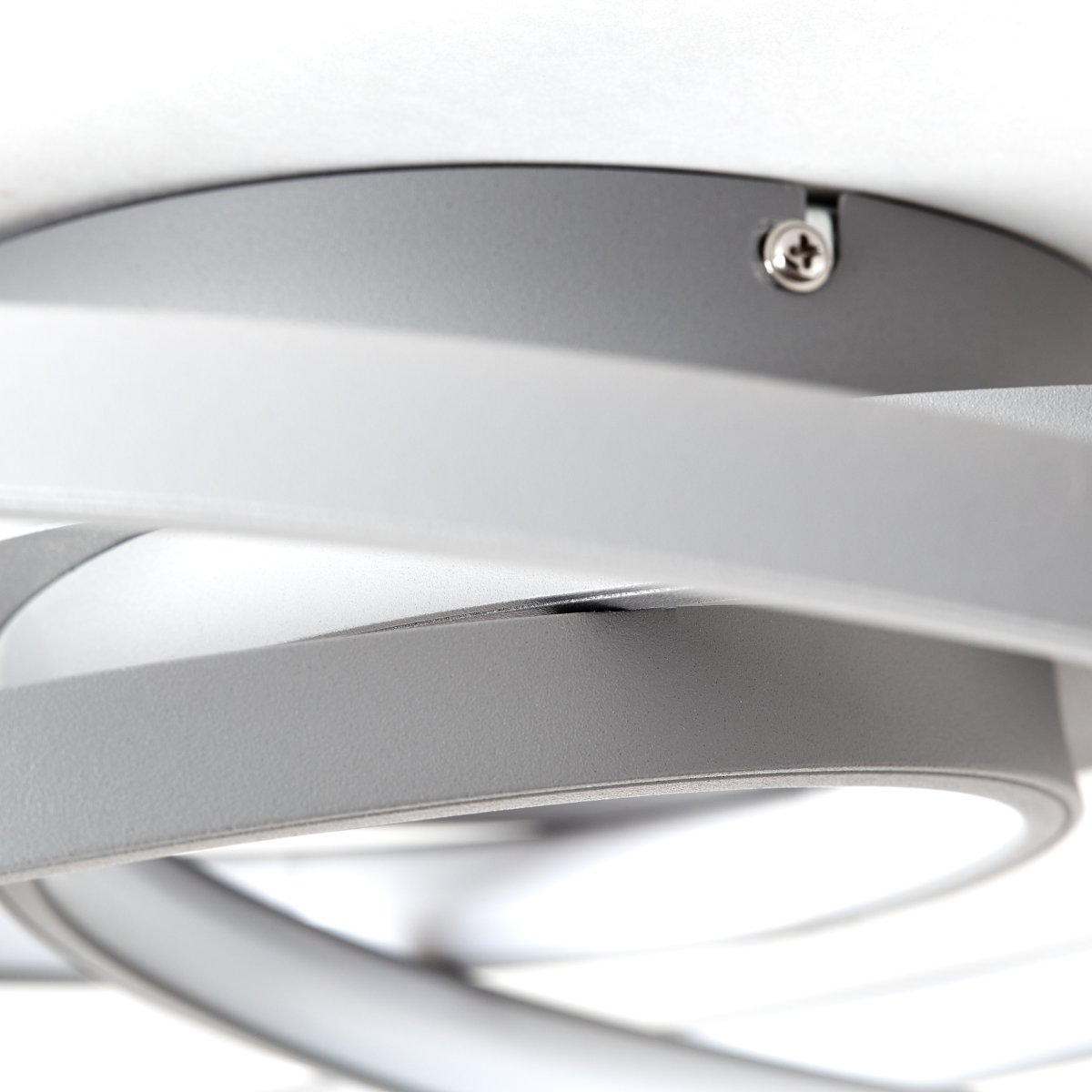 Labyrinth Ø40 Harmaa plafondi valmistajalta Brilliant - Tyylik&auml;s gr&aring; v&auml;ri antaa eleganssin ja viihtyisyyden tunteen, ja LED-tekniikka varmistaa energiatehokkaan valaistuksen korkealla kirkkaudella.