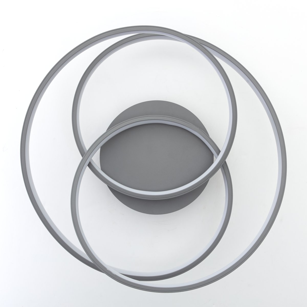 Labyrinth Ø40 Harmaa plafondi valmistajalta Brilliant - Tyylik&auml;s gr&aring; v&auml;ri antaa eleganssin ja viihtyisyyden tunteen, ja LED-tekniikka varmistaa energiatehokkaan valaistuksen korkealla kirkkaudella.