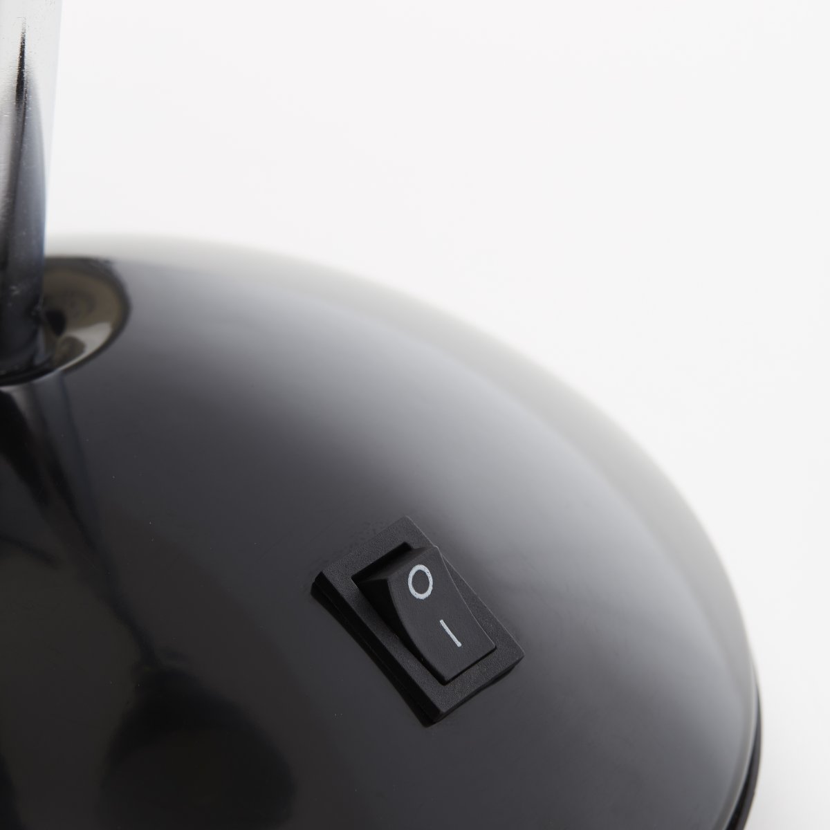 Allison 34cm Musta työpöytävalaisin valmistajalta Brilliant - Valaisimessa on sisäänrakennettu keinukytkin, joten se on helppo sytyttää ja sammuttaa.