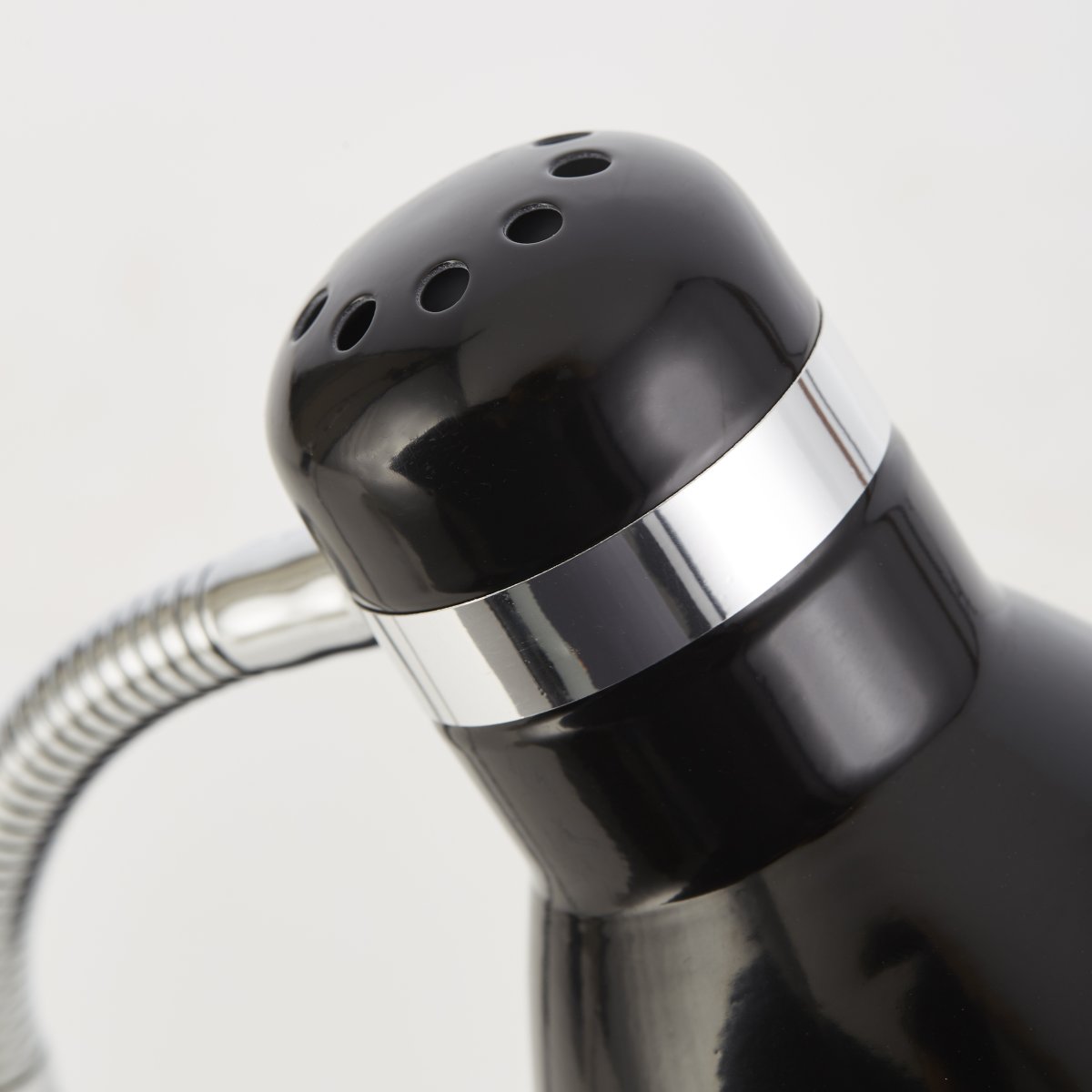 Allison 34cm Musta työpöytävalaisin valmistajalta Brilliant - Valaisimessa on sisäänrakennettu keinukytkin, joten se on helppo sytyttää ja sammuttaa.