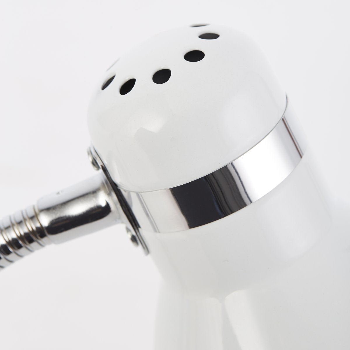 Allison 34cm Valkoinen työpöytävalaisin valmistajalta Brilliant - Valaisimessa on sis&auml;&auml;nrakennettu keinukytkin, joten se on helppo sytytt&auml;&auml; ja sammuttaa.