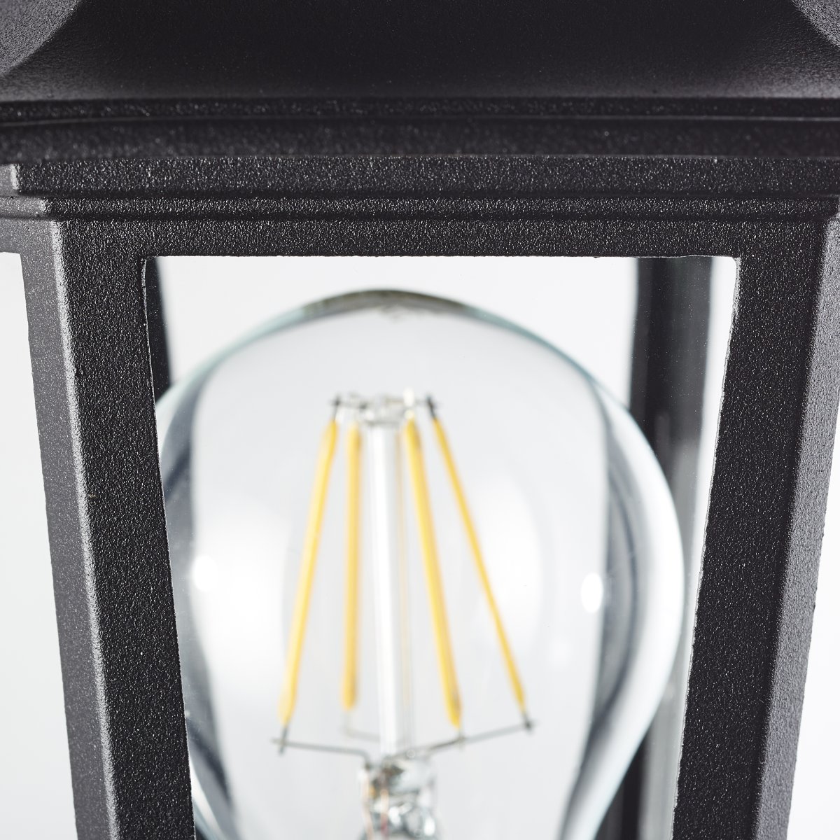 Carleen Musta ulkovalo valmistajalta Brilliant - IP44-luokituksensa ansiosta Carleen on roisketiivis ja ihanteellinen ulkok&auml;ytt&ouml;&ouml;n, jopa p&auml;&auml;ll&auml;; paikoissa, joissa s&auml;&auml;suoja on rajoitettu.