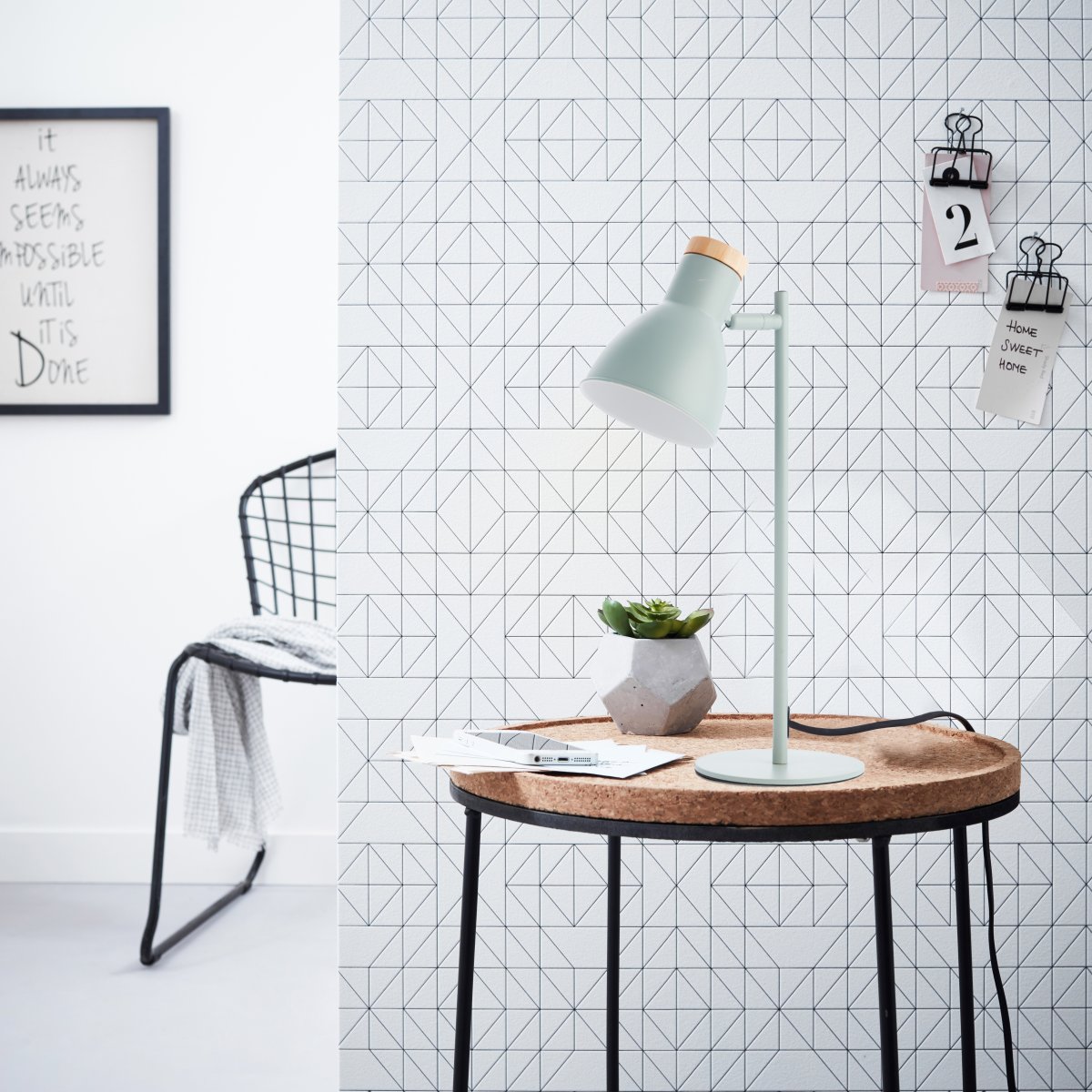 Venea 44cm Matta vihreä työpöytävalaisin valmistajalta Brilliant - Valaisimen mattavihreä väri ja puuelementit; antaa luonnollisen ja kevyen tunteen.