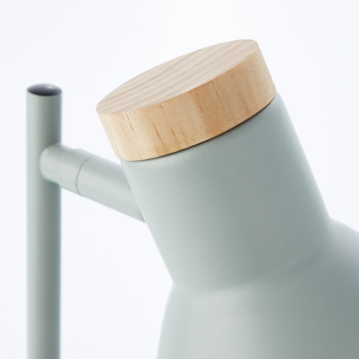 Venea 44cm Matta vihreä työpöytävalaisin valmistajalta Brilliant - Valaisimen mattavihreä väri ja puuelementit; antaa luonnollisen ja kevyen tunteen.