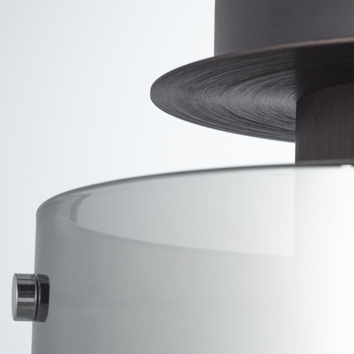 Beth Ø20 Savun värinen plafondi valmistajalta Brilliant - Beth-kattovalaisin yhdistää mustan metallin ja savulasin modernin ja elegantin ilmeen luoden.