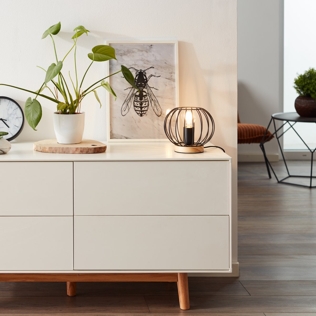 Sorana 20cm Musta pöytävalaisin valmistajalta Brilliant - T&auml;m&auml; valaisin yhdist&auml;&auml; nostalgisia ja moderneja elementtej&auml; luodakseen nykyaikaisen sisustustyylin nimelt&auml; "Neo Retro", trendi, jossa yhdistyv&auml;t retro ja modernit designelementit.