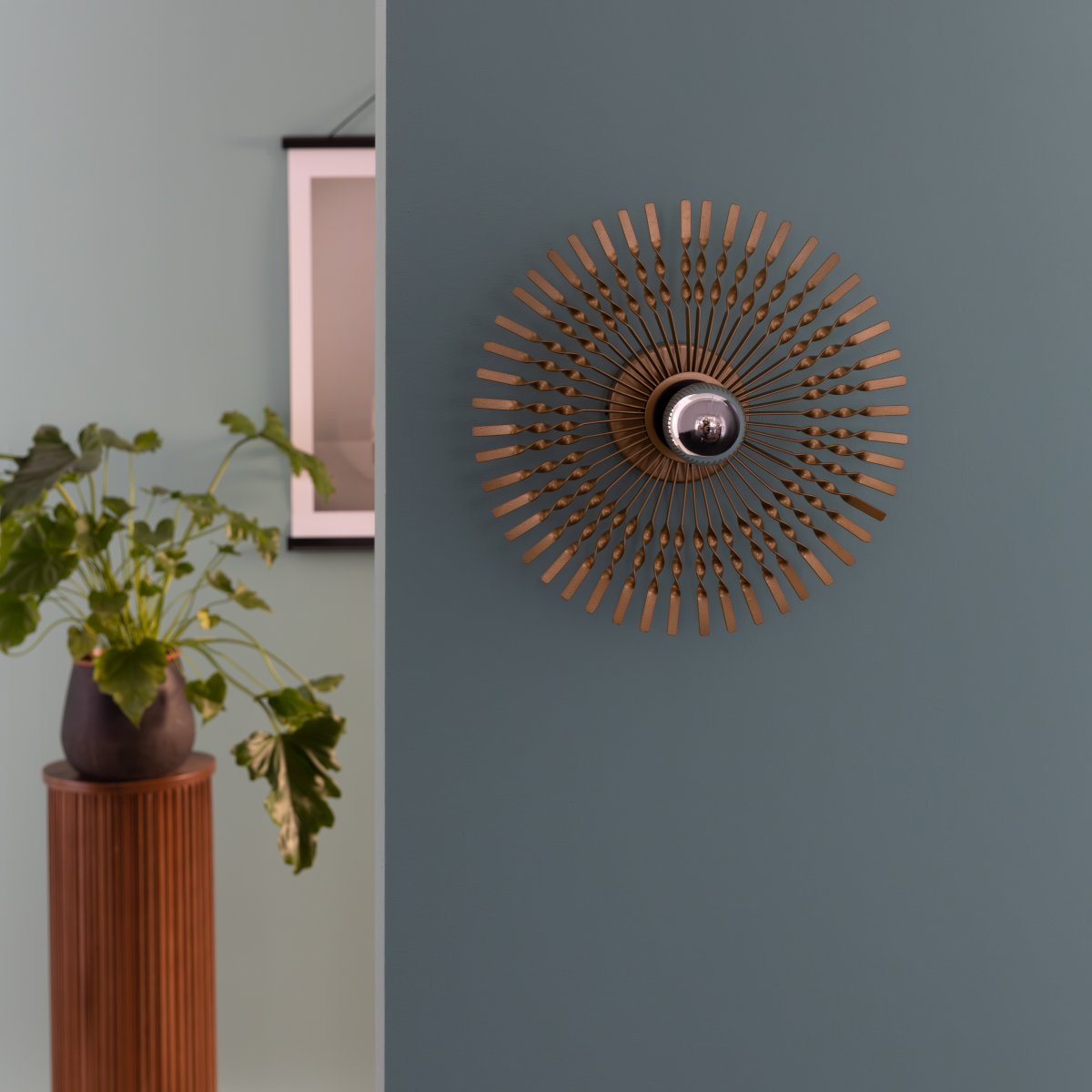 Mendoza Ø33 Kulta seinävalaisin valmistajalta Brilliant - Yksinoikeudellinen Mendoza-seinävalaisin on todellinen auringon muotoinen design-elementti, joka antaa kotiisi tyylikkään ja lumoavan ilmeen.