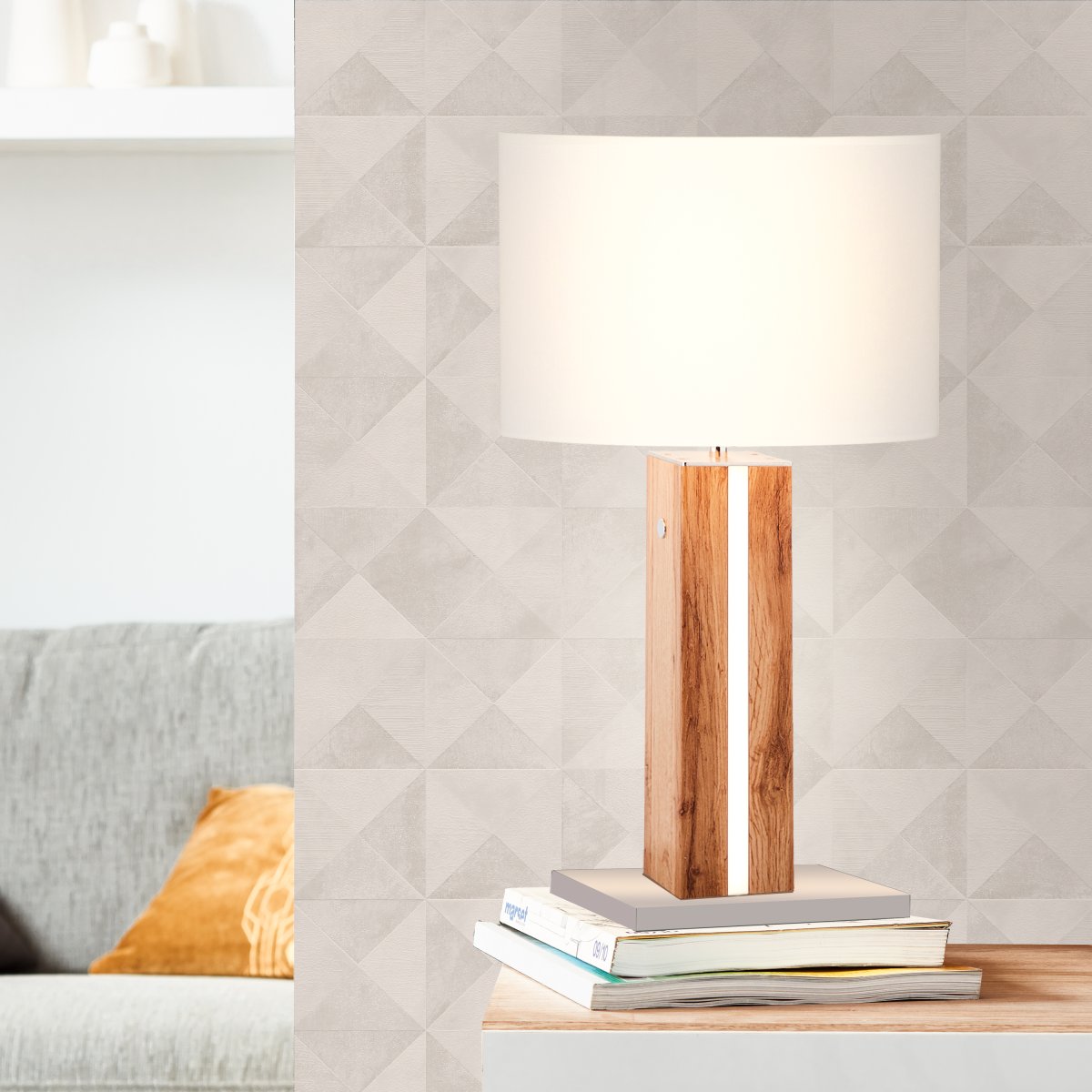 Magnus 55cm Vaalea puu pöytävalaisin valmistajalta Brilliant - Magnus-p&ouml;yt&auml;valaisin yhdist&auml;&auml; toimivuuden ja tyylin puisessa jalassa, jossa on sis&auml;&auml;nrakennettu himmennett&auml;v&auml; LED-valaistus l&auml;mpim&auml;n valkoisen valon kanssa.