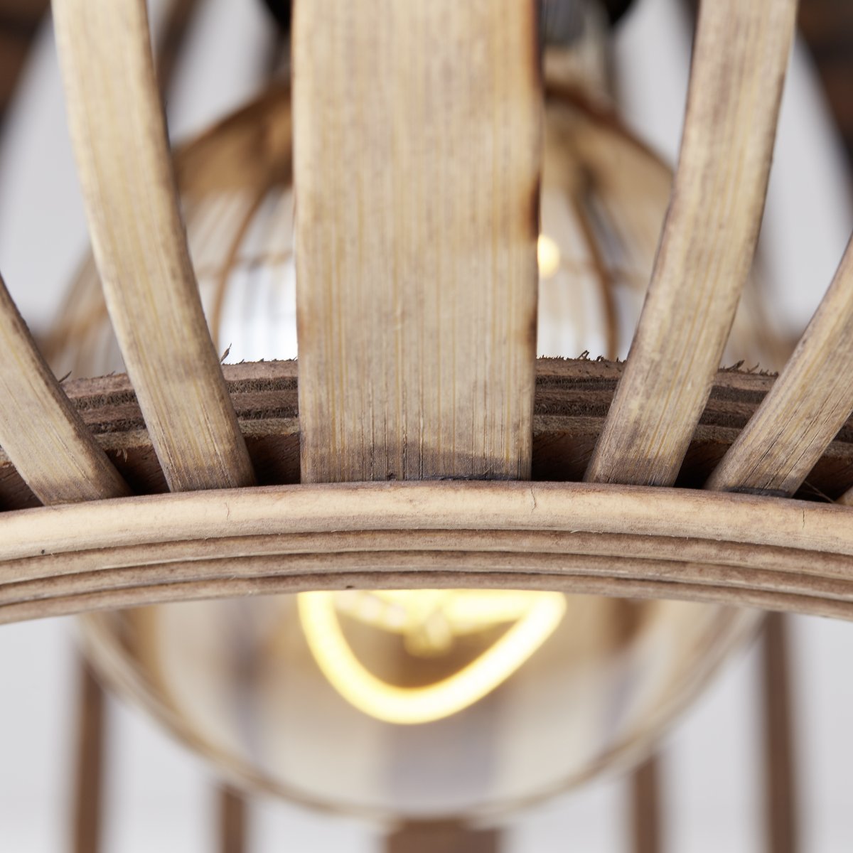 Woodrow Ø32 Luonto plafondi valmistajalta Brilliant - Valaisin antaa lämpimän ja miellyttävän valon ja luo miellyttävän tunnelman huoneeseen.