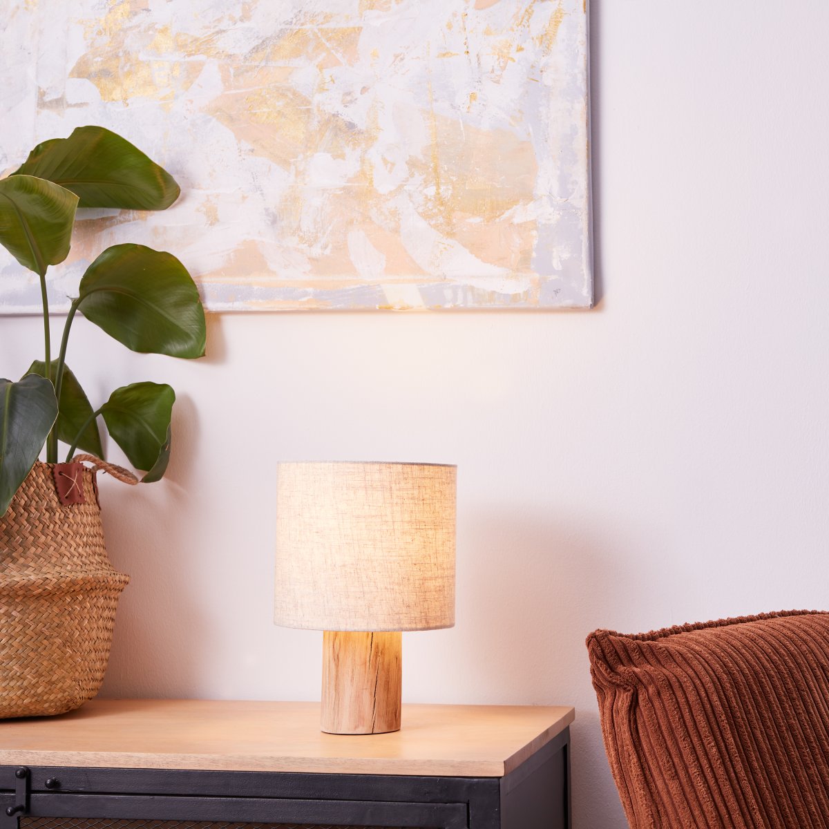 Pia 30cm Luonto pöytävalaisin valmistajalta Brilliant - Siinä on luonnollinen muotoilu ja jalka FSC-sertifioitua puuta, mikä tarkoittaa, että puu on peräisin kestävästä metsätaloudesta.