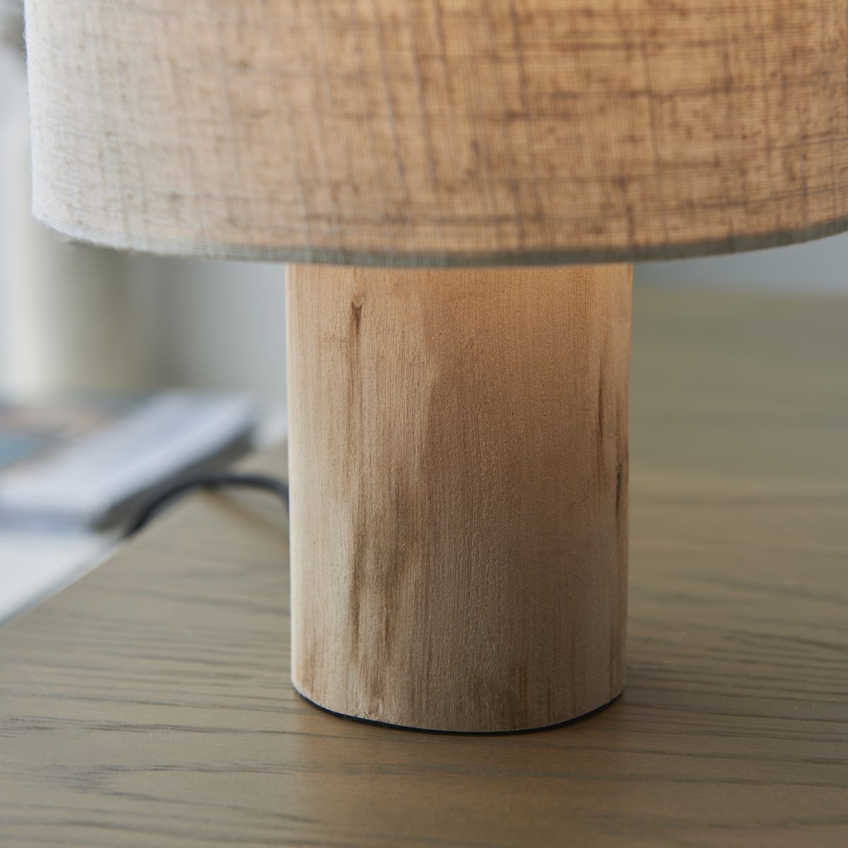 Pia 30cm Luonto pöytävalaisin valmistajalta Brilliant - Siinä on luonnollinen muotoilu ja jalka FSC-sertifioitua puuta, mikä tarkoittaa, että puu on peräisin kestävästä metsätaloudesta.