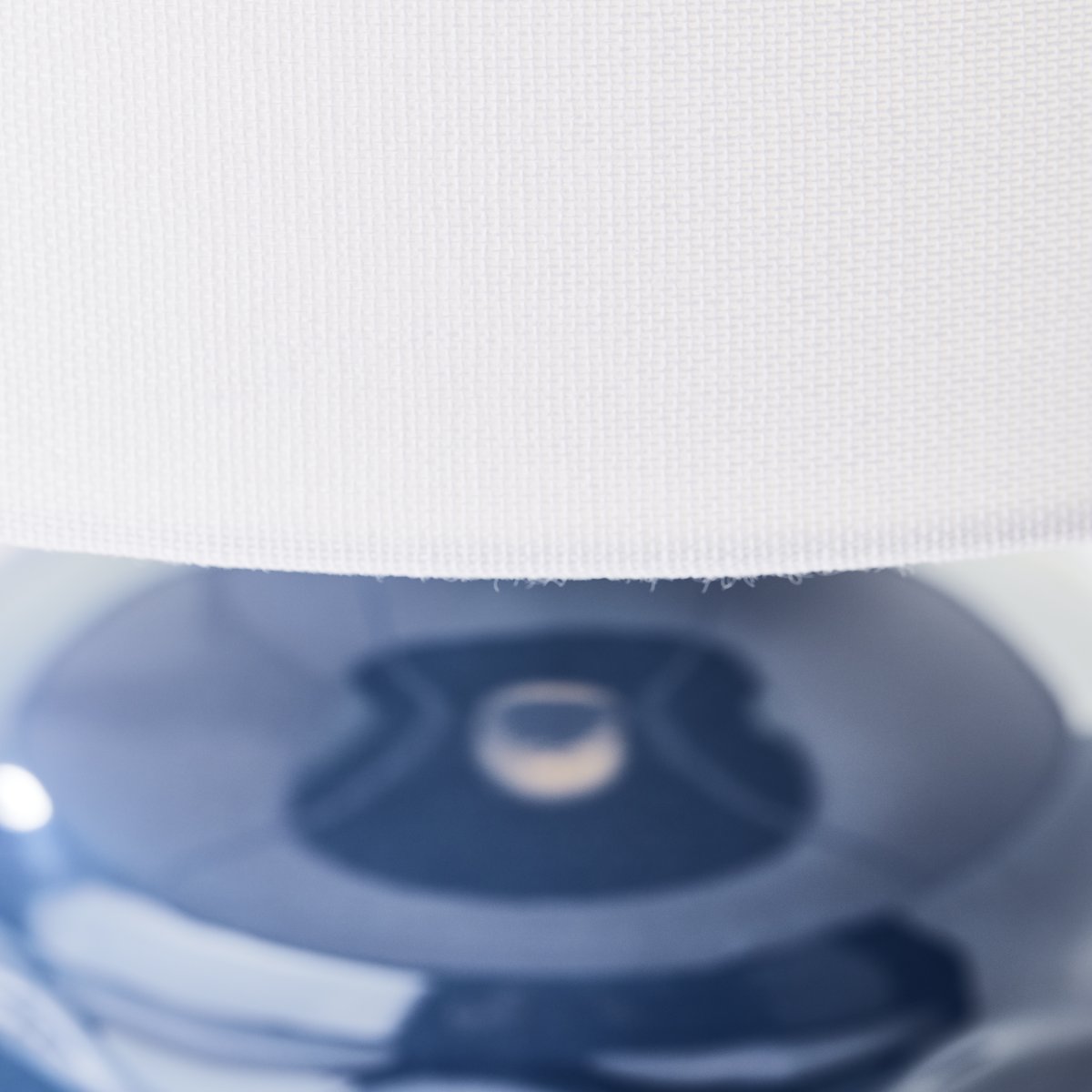 Ilysa 42cm Sininen pöytävalaisin valmistajalta Brilliant - T&auml;m&auml; koristeellinen p&ouml;yt&auml;valaisin sopii t&auml;ydellisesti y&ouml;p&ouml;yt&auml;valaisimeksi tai luomaan kodikkaan tunnelman laukkuihin ja ikkunoiden kehyksiin.