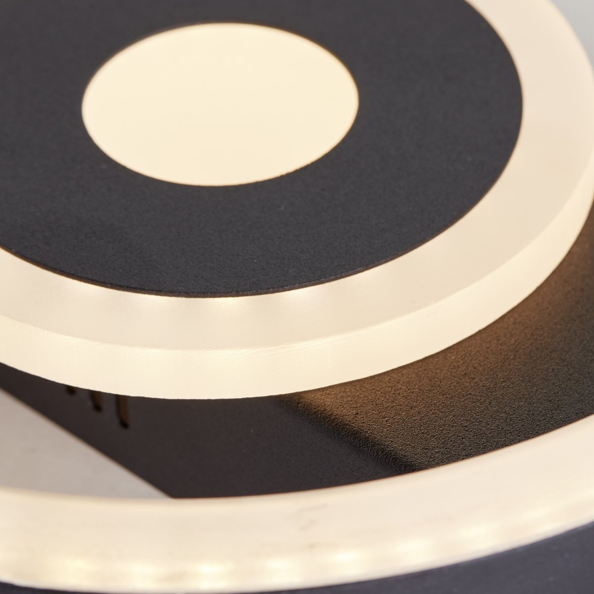 Maureen Ø20 Musta plafondi valmistajalta Brilliant - Maureen-kattovalaisin luo koristeellista valaistusta ja sopii t&auml;ydellisesti sek&auml; olohuoneeseen ett&auml; ty&ouml;huoneeseen.