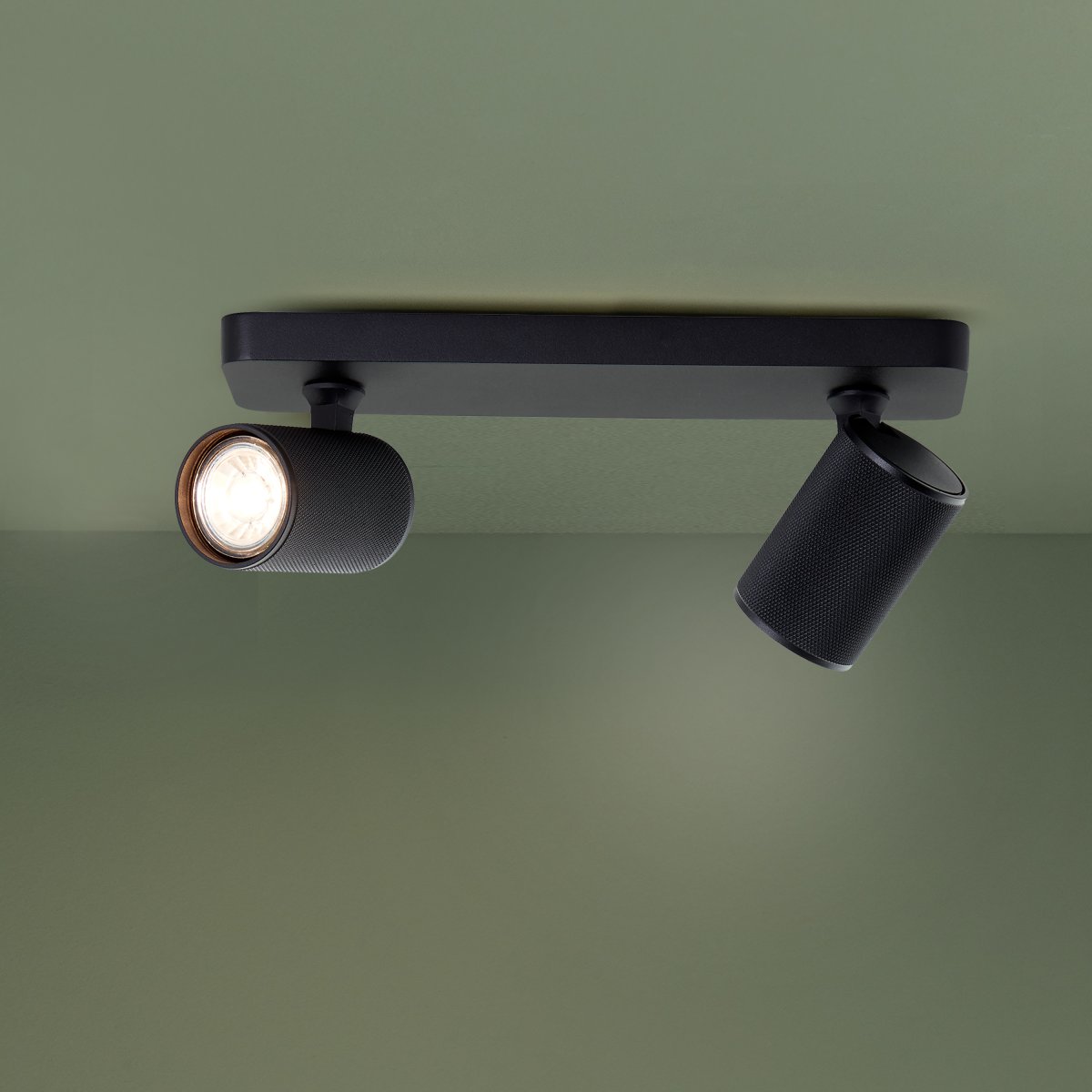 Marty 2 Hiekka musta kohdevalaisin valmistajalta Brilliant - Laadukkaalla metallikuorella ja mustilla yksityiskohdilla se antaa tyylikkään ilmeen, joka sopii eri huoneisiin.