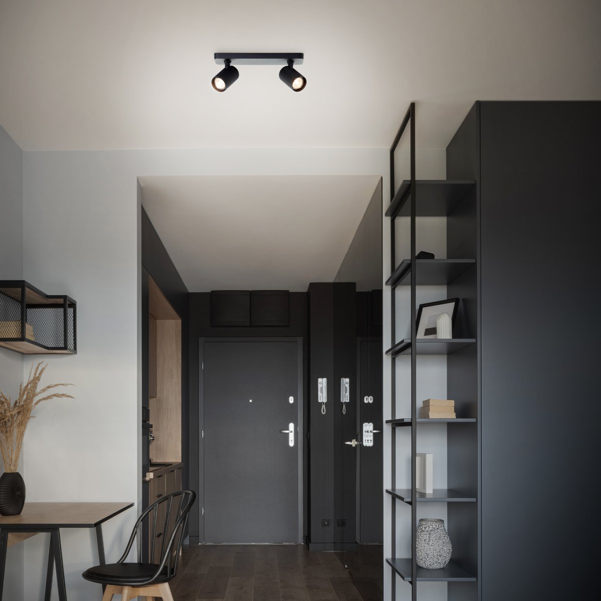 Marty 2 Hiekka musta kohdevalaisin valmistajalta Brilliant - Laadukkaalla metallikuorella ja mustilla yksityiskohdilla se antaa tyylikkään ilmeen, joka sopii eri huoneisiin.