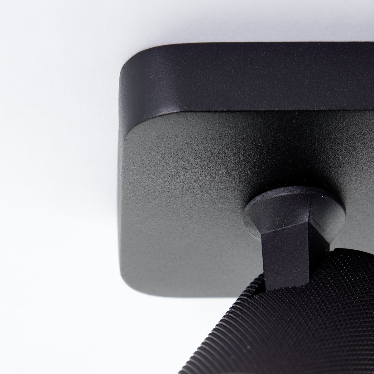 Marty 2 Hiekka musta kohdevalaisin valmistajalta Brilliant - Laadukkaalla metallikuorella ja mustilla yksityiskohdilla se antaa tyylikkään ilmeen, joka sopii eri huoneisiin.