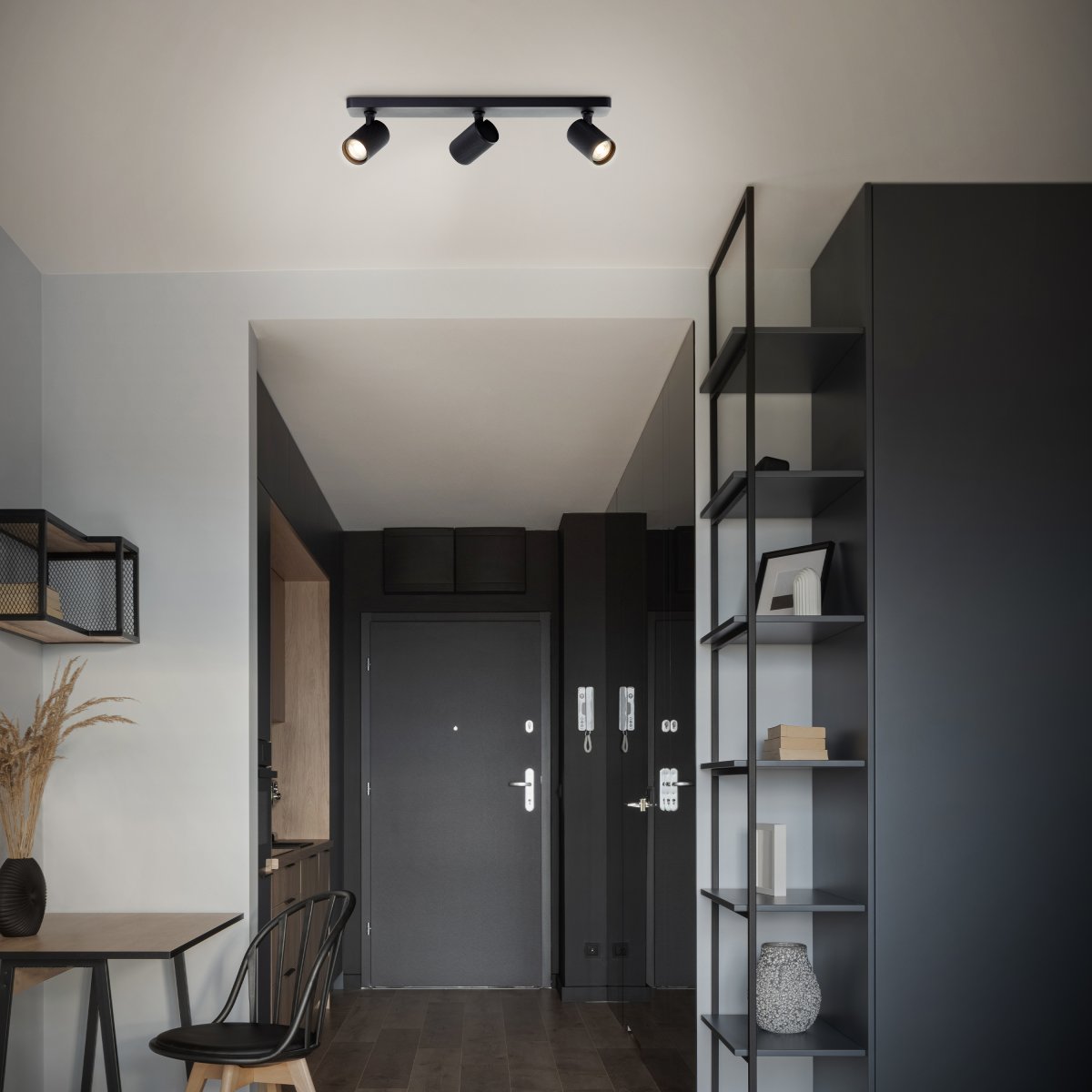 Marty 3 Hiekka musta kohdevalaisin valmistajalta Brilliant - Laadukkaalla metallikuorella ja mustilla yksityiskohdilla se antaa tyylikkään ilmeen, joka sopii eri huoneisiin.