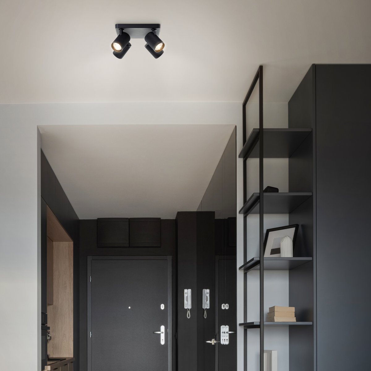 Marty 4 Hiekka musta kohdevalaisin valmistajalta Brilliant - Laadukkaalla metallikuorella ja mustilla yksityiskohdilla se antaa tyylikk&auml;&auml;n ilmeen, joka sopii eri huoneisiin.