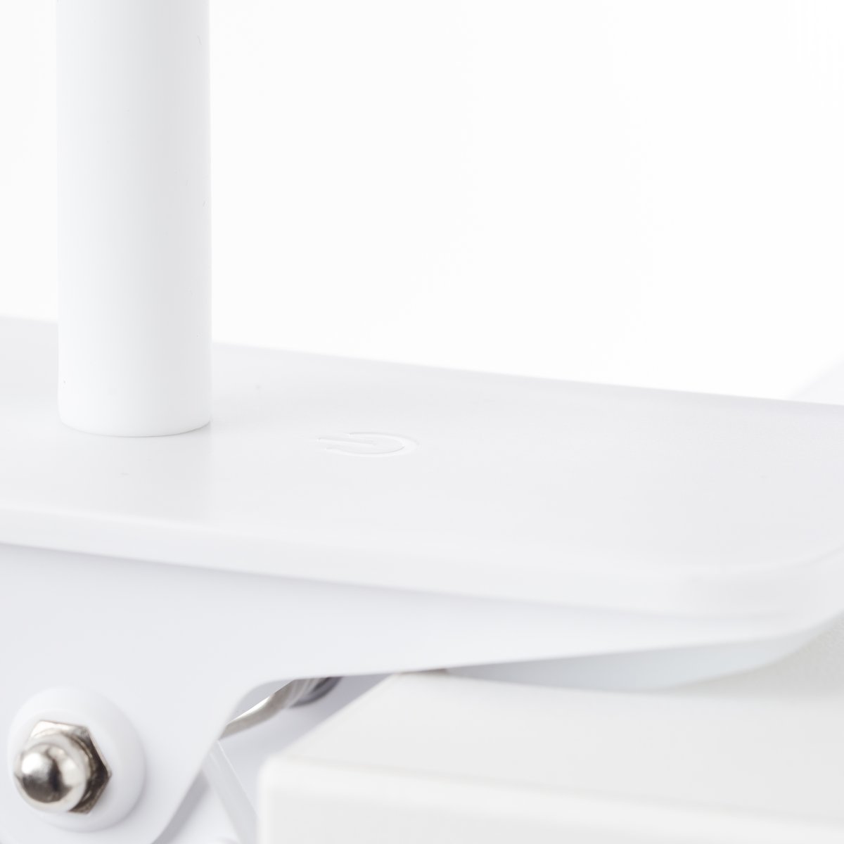 Adda Valkoinen nipistinvalaisin valmistajalta Brilliant - Elegantin valkoisen viimeistelyn ja älykkään kiinnitystoiminnon ansiosta se sopii mihin tahansa huoneeseen ja voidaan helposti kiinnittää pöytiin, hyllyihin tai sängynrunkoon.