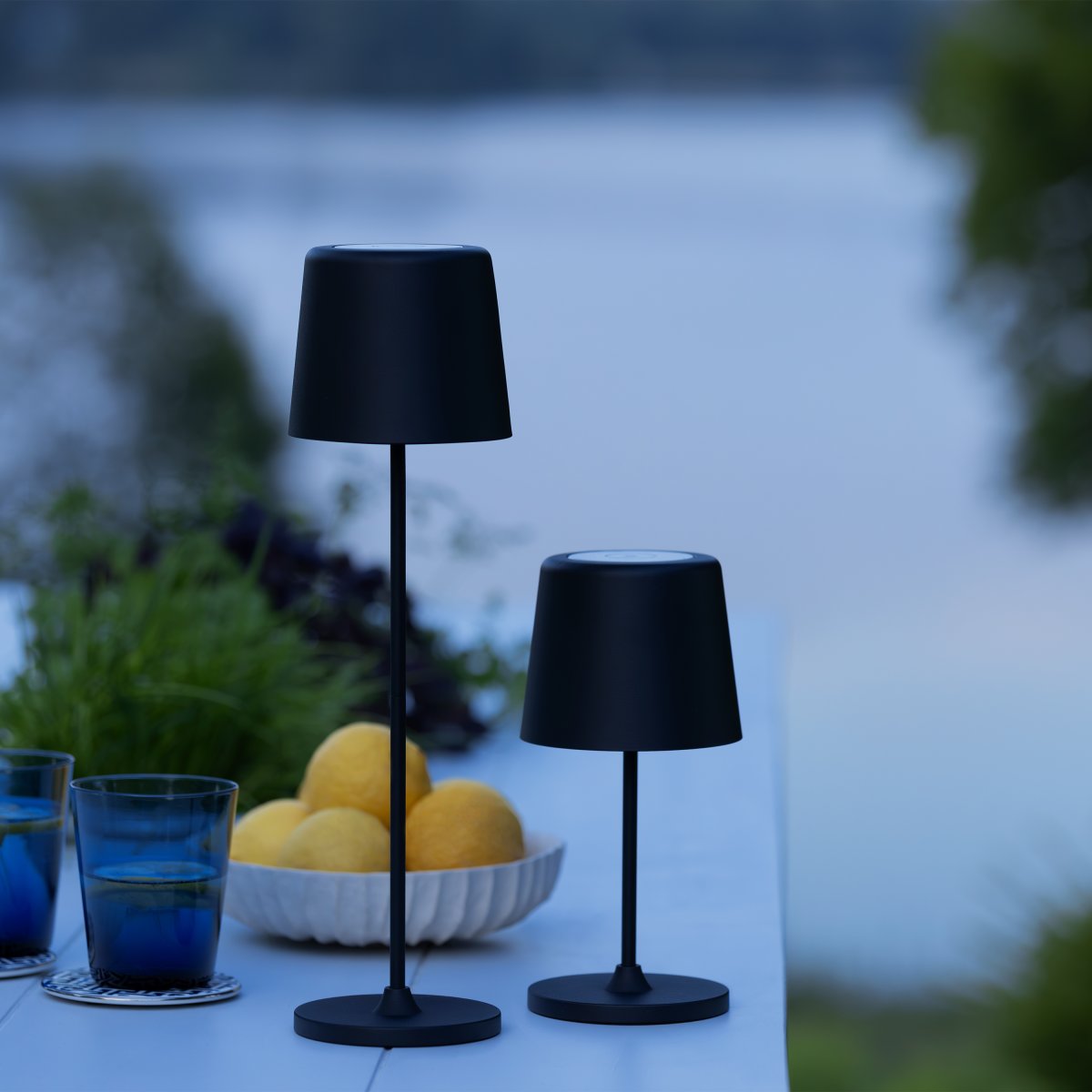 Kaami 37cm Matta musta Siirrettävä valmistajalta Brilliant - Korkean IP44-luokituksensa ansiosta se on s&auml;&auml;nkest&auml;v&auml; ja t&auml;ydellinen sek&auml; ulko- ett&auml; sis&auml;k&auml;ytt&ouml;&ouml;n.