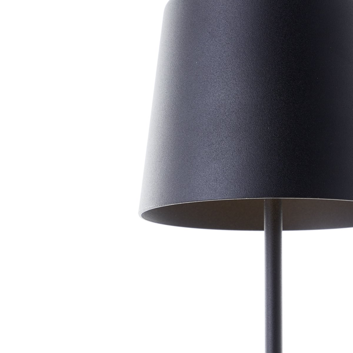 Kaami 37cm Matta musta Siirrettävä valmistajalta Brilliant - Korkean IP44-luokituksensa ansiosta se on s&auml;&auml;nkest&auml;v&auml; ja t&auml;ydellinen sek&auml; ulko- ett&auml; sis&auml;k&auml;ytt&ouml;&ouml;n.