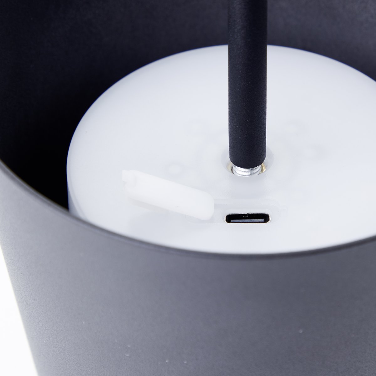 Kaami 37cm Matta musta Siirrettävä valmistajalta Brilliant - Korkean IP44-luokituksensa ansiosta se on s&auml;&auml;nkest&auml;v&auml; ja t&auml;ydellinen sek&auml; ulko- ett&auml; sis&auml;k&auml;ytt&ouml;&ouml;n.