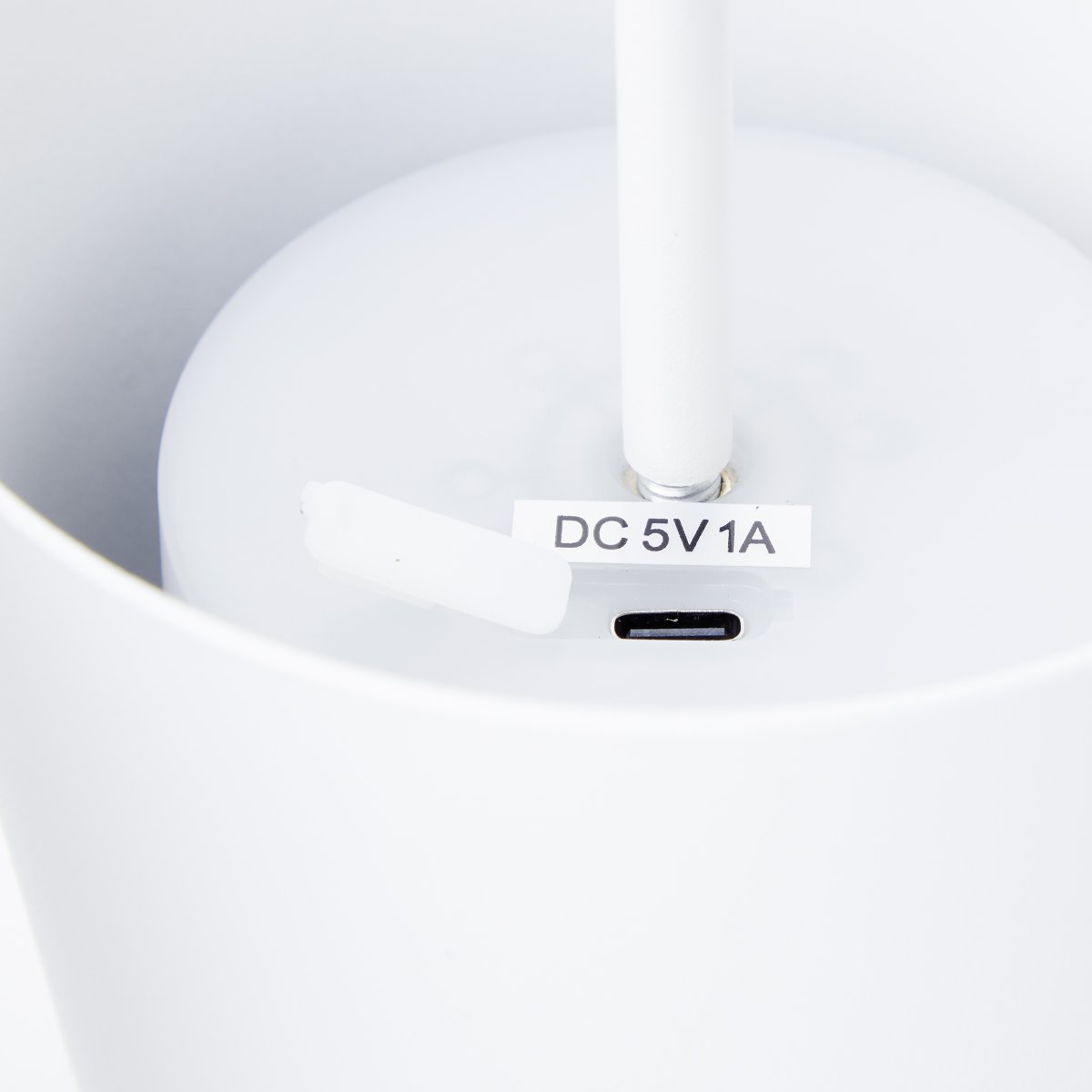 Kaami 37cm Matta valkoinen Siirrettävä valmistajalta Brilliant - Korkean IP44-luokituksensa ansiosta se on s&auml;&auml;nkest&auml;v&auml; ja t&auml;ydellinen sek&auml; ulko- ett&auml; sis&auml;k&auml;ytt&ouml;&ouml;n.