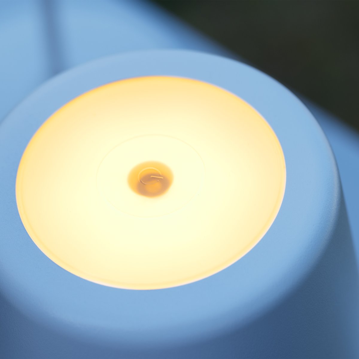 Kaami 37cm Matta valkoinen Siirrettävä valmistajalta Brilliant - Korkean IP44-luokituksensa ansiosta se on s&auml;&auml;nkest&auml;v&auml; ja t&auml;ydellinen sek&auml; ulko- ett&auml; sis&auml;k&auml;ytt&ouml;&ouml;n.