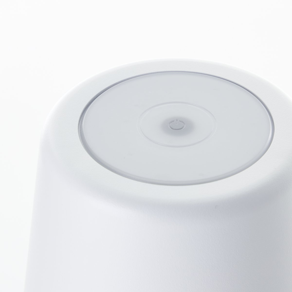 Kaami 37cm Matta valkoinen Siirrettävä valmistajalta Brilliant - Korkean IP44-luokituksensa ansiosta se on s&auml;&auml;nkest&auml;v&auml; ja t&auml;ydellinen sek&auml; ulko- ett&auml; sis&auml;k&auml;ytt&ouml;&ouml;n.