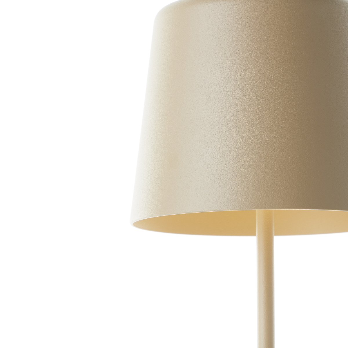 Kaami 37cm Matta cappuccino Siirrettävä valmistajalta Brilliant - Korkean IP44-luokituksensa ansiosta se on s&auml;&auml;nkest&auml;v&auml; ja t&auml;ydellinen sek&auml; ulko- ett&auml; sis&auml;k&auml;ytt&ouml;&ouml;n.
