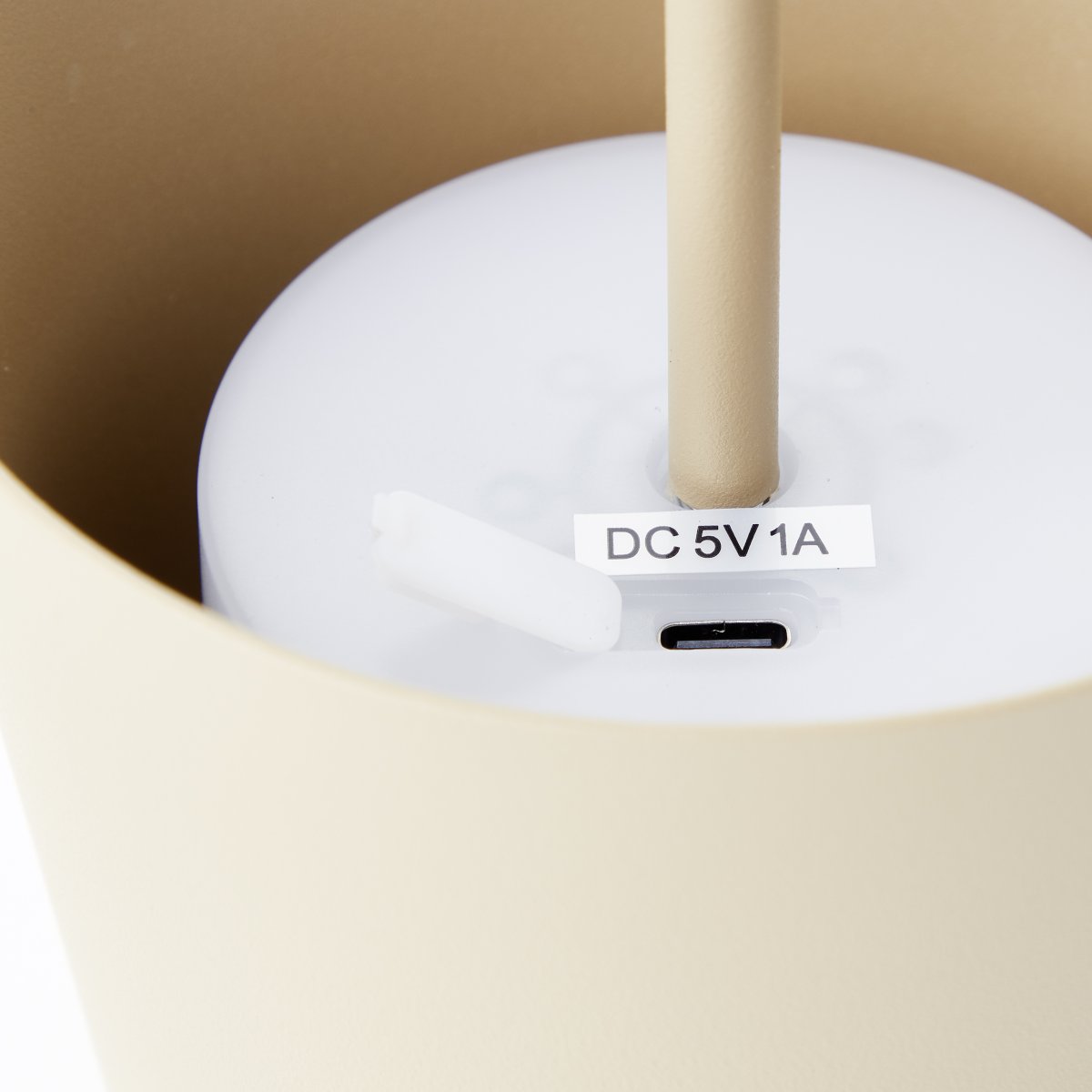 Kaami 37cm Matta cappuccino Siirrettävä valmistajalta Brilliant - Korkean IP44-luokituksensa ansiosta se on s&auml;&auml;nkest&auml;v&auml; ja t&auml;ydellinen sek&auml; ulko- ett&auml; sis&auml;k&auml;ytt&ouml;&ouml;n.