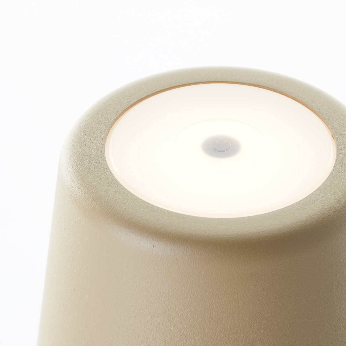Kaami 37cm Matta cappuccino Siirrettävä valmistajalta Brilliant - Korkean IP44-luokituksensa ansiosta se on s&auml;&auml;nkest&auml;v&auml; ja t&auml;ydellinen sek&auml; ulko- ett&auml; sis&auml;k&auml;ytt&ouml;&ouml;n.