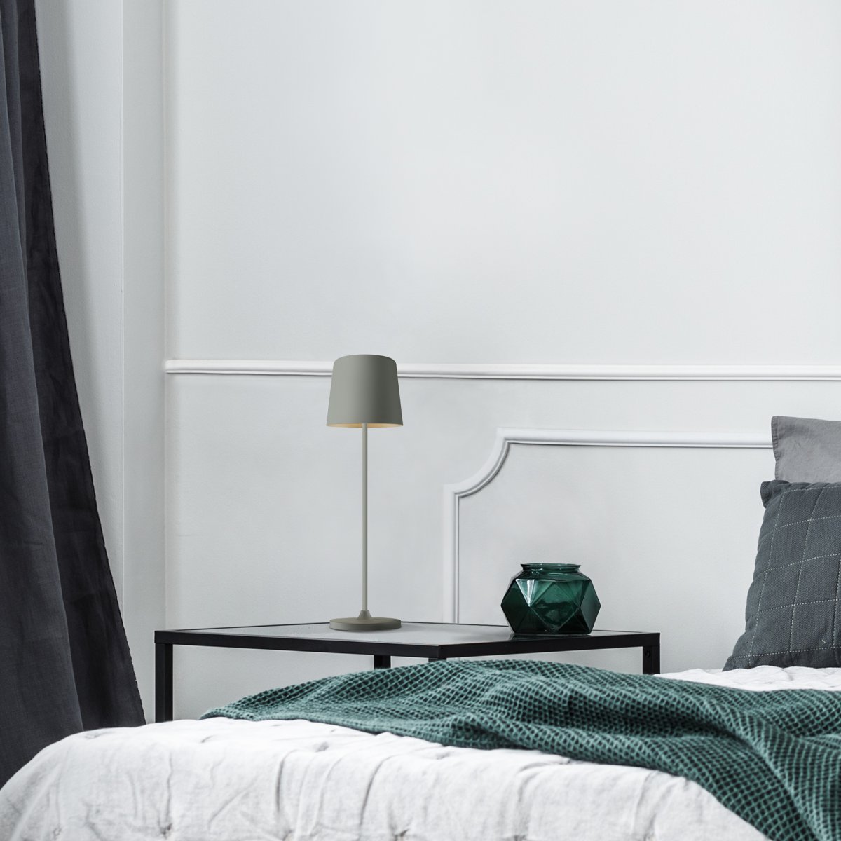 Kaami 37cm Matta harmaa Siirrettävä valmistajalta Brilliant - Korkean IP44-luokituksensa ansiosta se on s&auml;&auml;nkest&auml;v&auml; ja t&auml;ydellinen sek&auml; ulko- ett&auml; sis&auml;k&auml;ytt&ouml;&ouml;n.