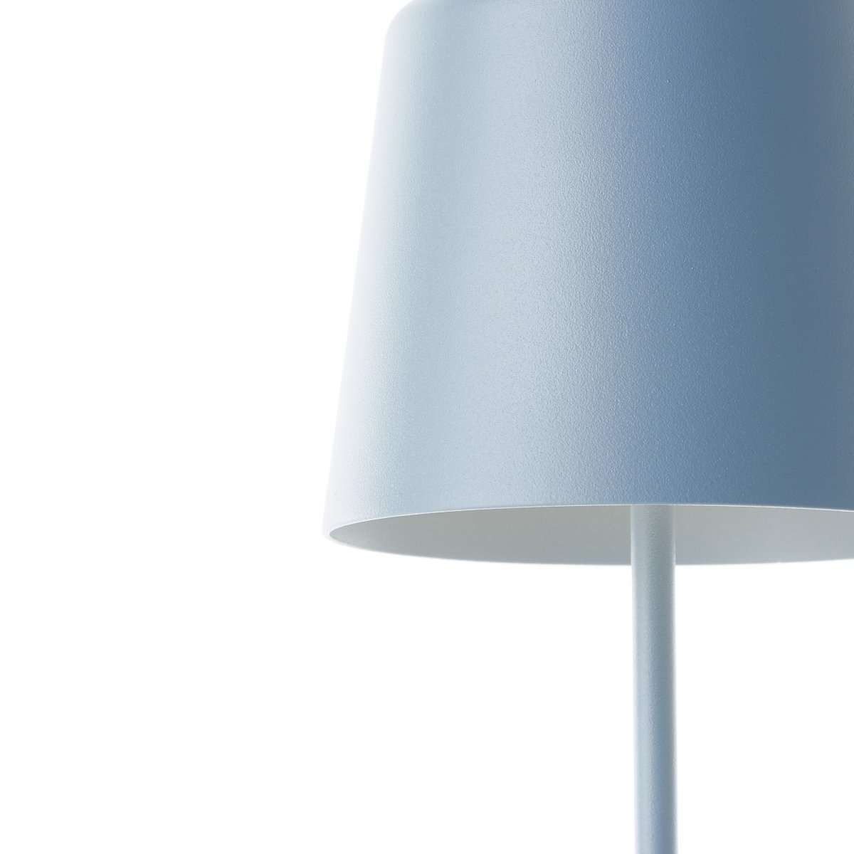 Kaami 37cm Matta sininen Siirrettävä valmistajalta Brilliant - Korkean IP44-luokituksensa ansiosta se on s&auml;&auml;nkest&auml;v&auml; ja t&auml;ydellinen sek&auml; ulko- ett&auml; sis&auml;k&auml;ytt&ouml;&ouml;n.