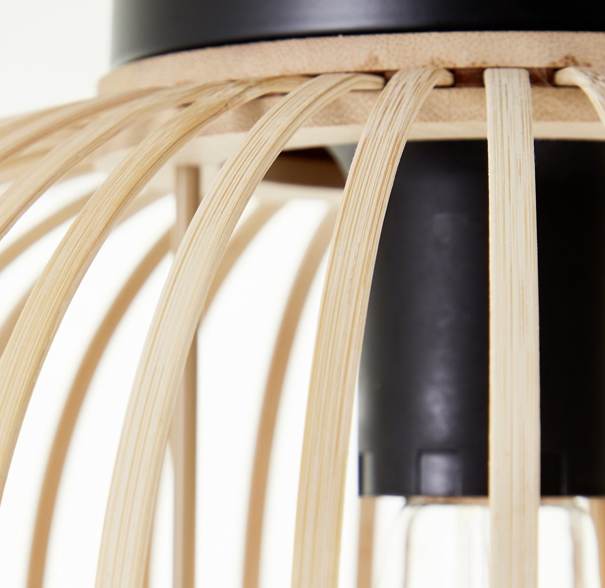 Enca Ø30 Luonto plafondi valmistajalta Brilliant - Sen halkaisija on 30 cm ja korkeus 23 cm, joten se sopii täydellisesti voihun; keskikokoisiin huoneisiin, joissa se luo lämpimän ja kutsuvan tunnelman.