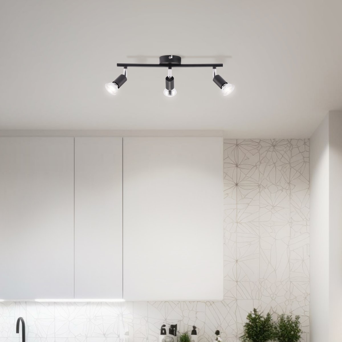 Prato 3 Matta musta kohdevalaisin valmistajalta Brilliant - Valaisin on valmistettu metallista ja siinä on tyylikäs muotoilu, joka sopii hyvin moderniin sisustukseen.