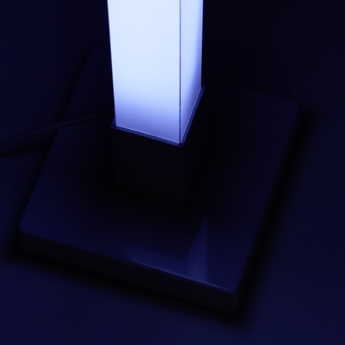 Neele Valkoinen lattiavalaisin valmistajalta Brilliant - LED-lattiavalaisin Neele RGB-valaistuksella tarjoaa dynaamisen valon leikin, joka voidaan mukauttaa erilaisiin tunnelmiin ja väriyhdistelmiin.