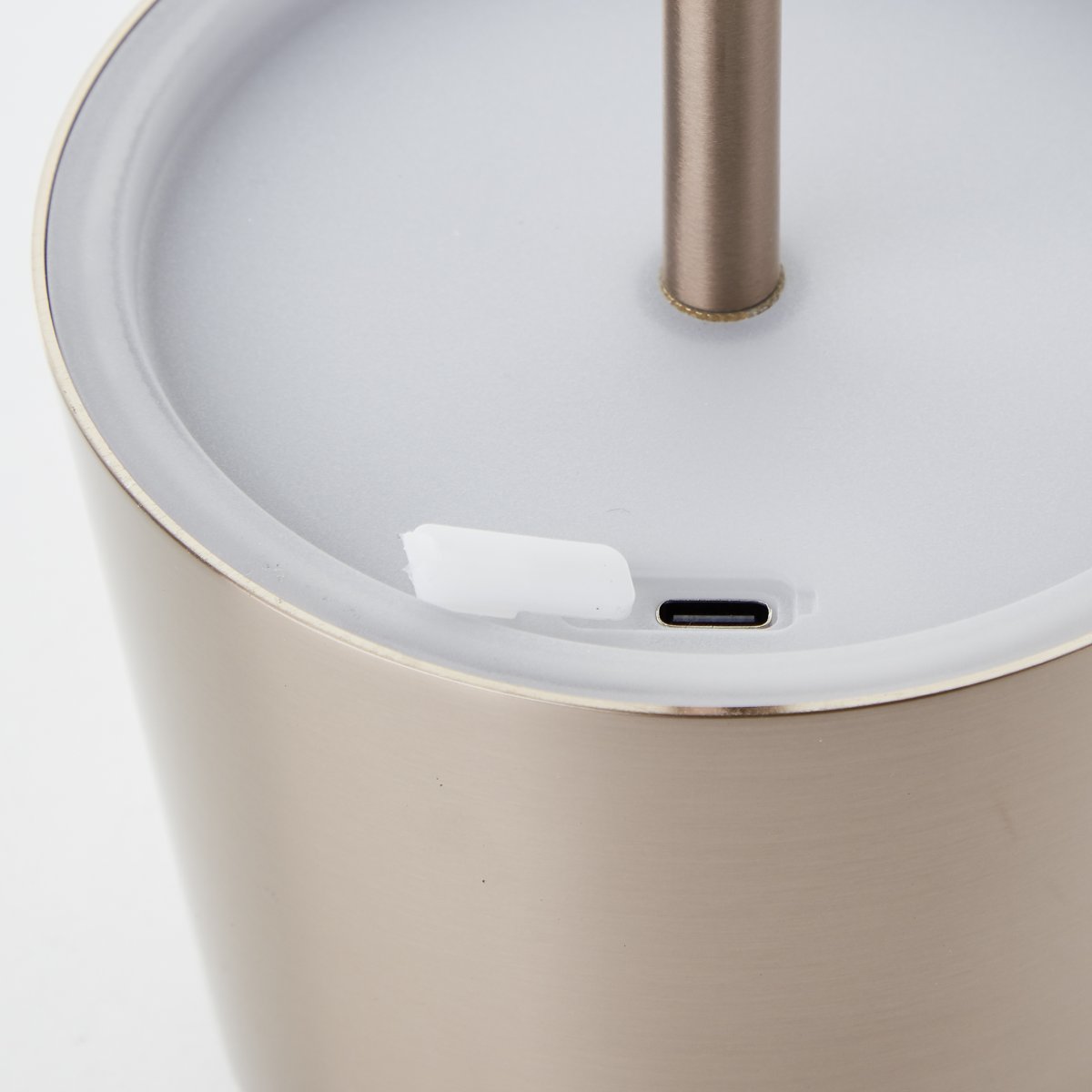 Xaana 37cm Vaaleaa kuparia Siirrettävä valmistajalta Brilliant - Integroidun USB-portin ansiosta lamppu on helppo ladata ja k&auml;ytt&auml;&auml; joustavasti.