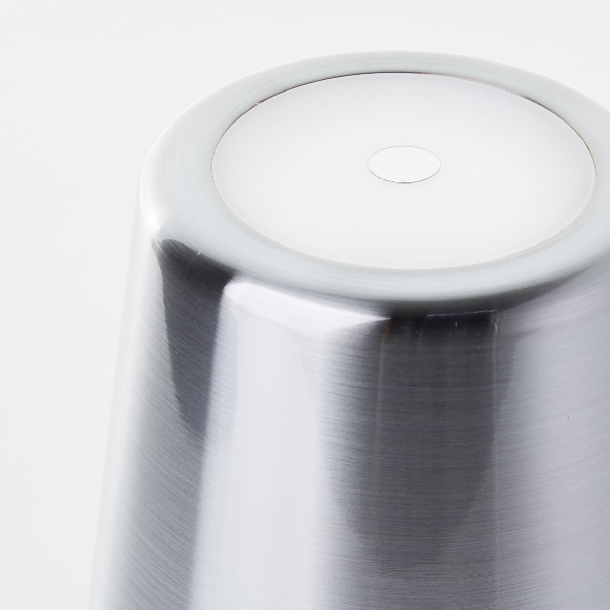 Xaana 37cm Nikkeli Siirrettävä valmistajalta Brilliant - Integroidun USB-portin ansiosta lamppu on helppo ladata ja k&auml;ytt&auml;&auml; joustavasti.