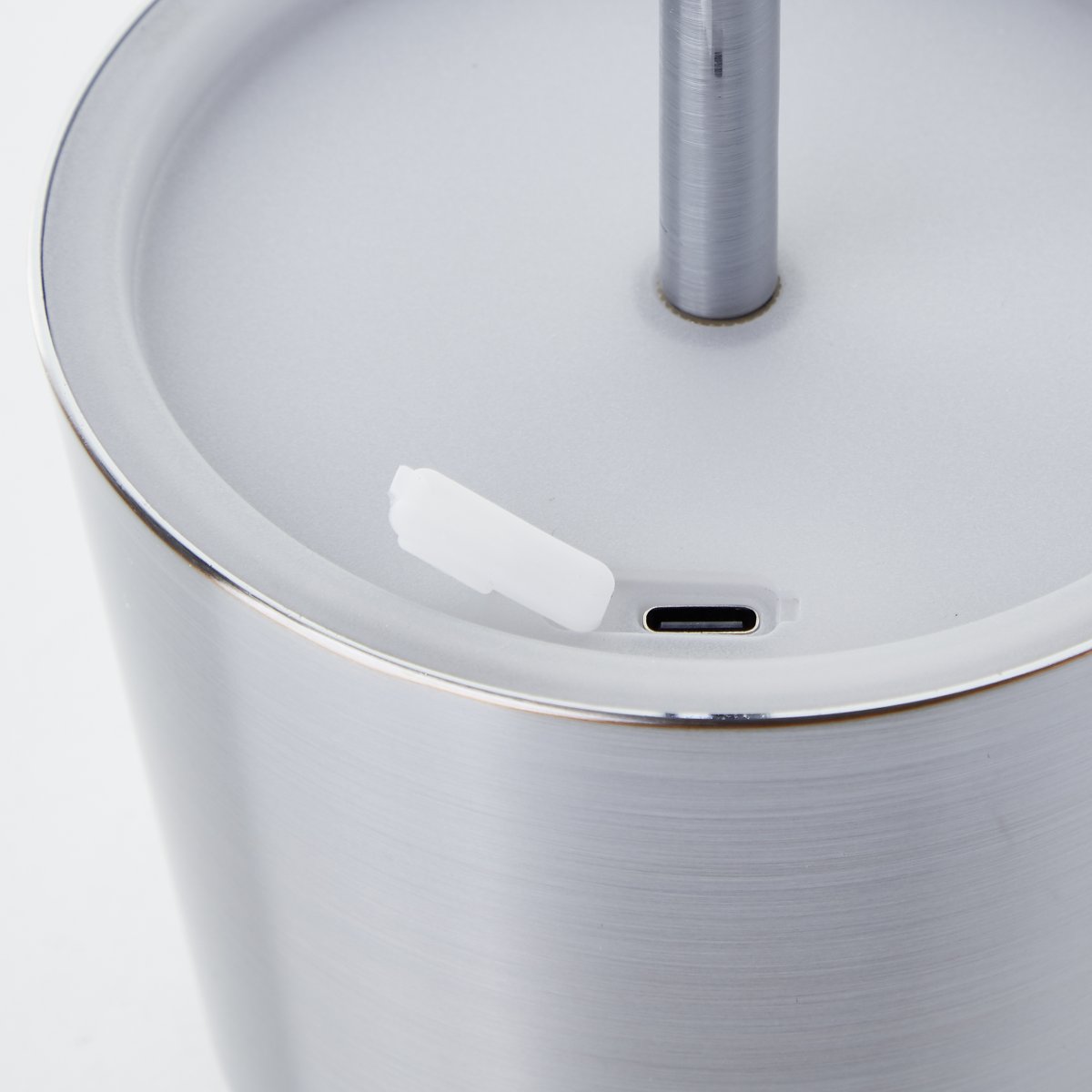 Xaana 37cm Nikkeli Siirrettävä valmistajalta Brilliant - Integroidun USB-portin ansiosta lamppu on helppo ladata ja k&auml;ytt&auml;&auml; joustavasti.