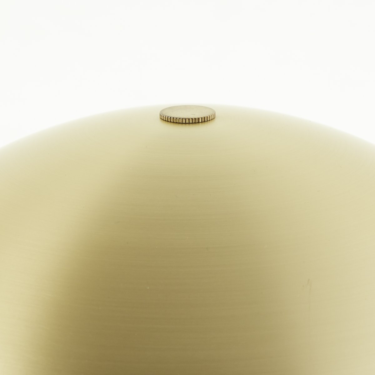 Sigrun 33cm Matta kulta pöytävalaisin valmistajalta Brilliant - Sigrun-p&ouml;yt&auml;valaisin on tyylik&auml;s ja elegantti metallivalaisin, jossa on moderni mattakullanv&auml;rinen viimeistely.