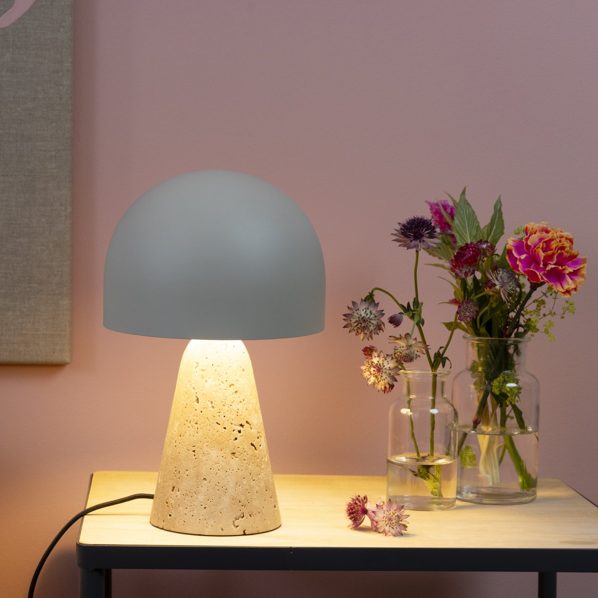 Nalam 30cm Beige pöytävalaisin valmistajalta Brilliant - Nalam-pöytävalaisin yhdistää modernin muotoilun ja luonnollisen eleganssin tyylikkääseen beigenväriseen lampunvarjostimeen ja aidosta travertiinikivestä valmistettuun tukevaan jalkaan.