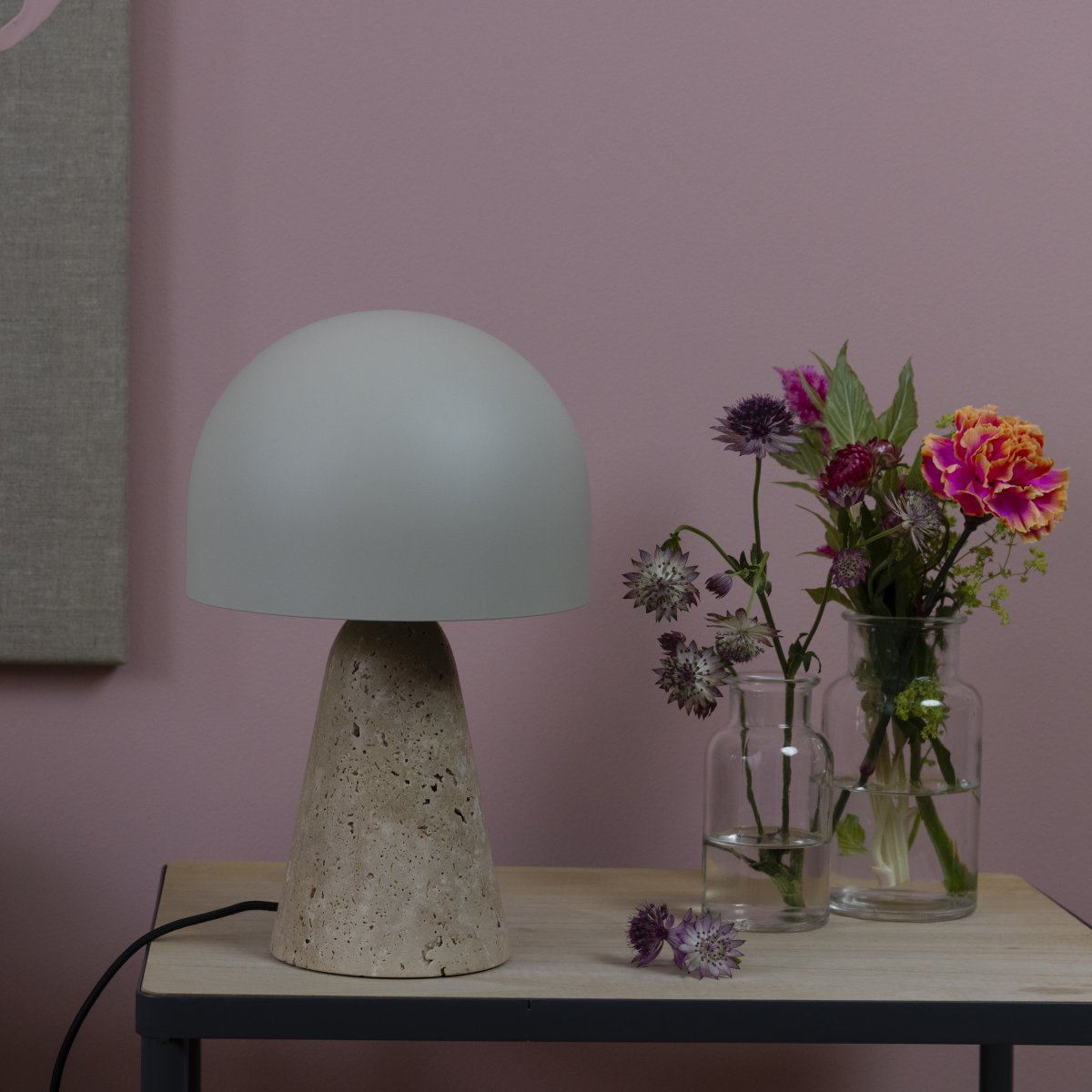 Nalam 30cm Beige pöytävalaisin valmistajalta Brilliant - Nalam-pöytävalaisin yhdistää modernin muotoilun ja luonnollisen eleganssin tyylikkääseen beigenväriseen lampunvarjostimeen ja aidosta travertiinikivestä valmistettuun tukevaan jalkaan.