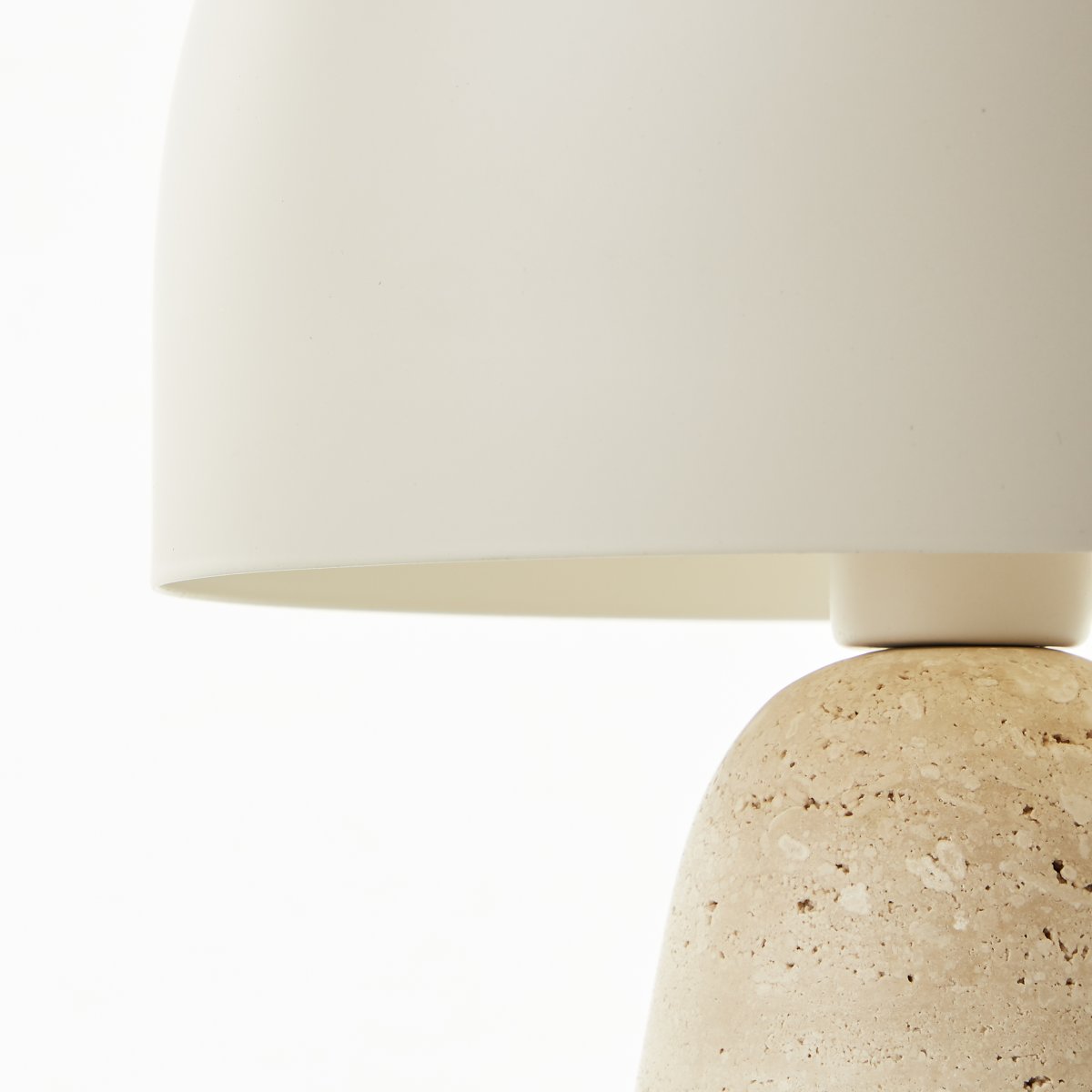 Nalam 30cm Beige pöytävalaisin valmistajalta Brilliant - Nalam-pöytävalaisin yhdistää modernin muotoilun ja luonnollisen eleganssin tyylikkääseen beigenväriseen lampunvarjostimeen ja aidosta travertiinikivestä valmistettuun tukevaan jalkaan.