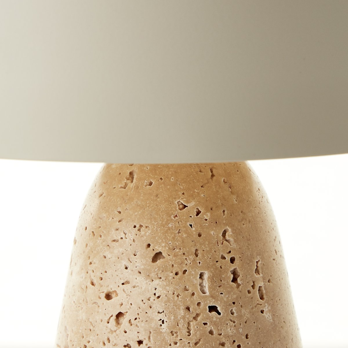 Nalam 30cm Beige pöytävalaisin valmistajalta Brilliant - Nalam-pöytävalaisin yhdistää modernin muotoilun ja luonnollisen eleganssin tyylikkääseen beigenväriseen lampunvarjostimeen ja aidosta travertiinikivestä valmistettuun tukevaan jalkaan.