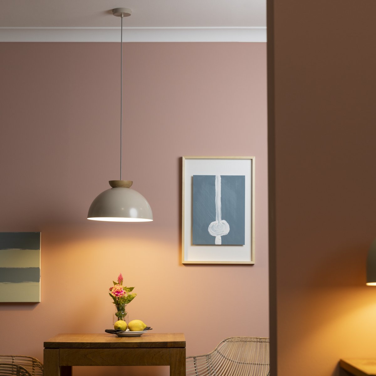 Nalam Ø35 Beige kattovalaisin valmistajalta Brilliant - Sopii täydellisesti olohuoneeseen, keittiöön tai ruokasaliin ja tarjoaa tasaisen ja miellyttävän valon.