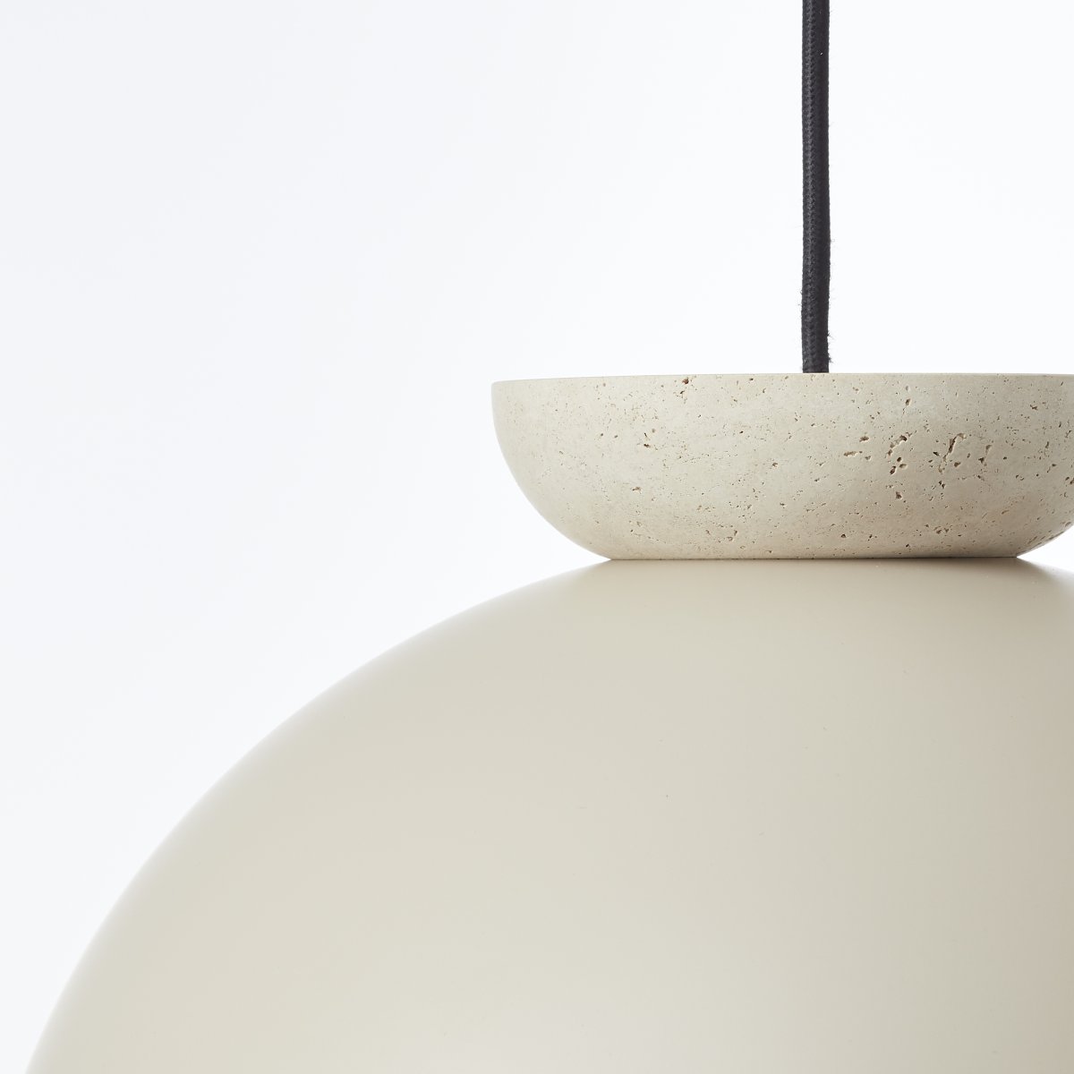 Nalam Ø35 Beige kattovalaisin valmistajalta Brilliant - Sopii täydellisesti olohuoneeseen, keittiöön tai ruokasaliin ja tarjoaa tasaisen ja miellyttävän valon.